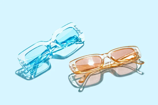 Gafas Sol Modernas Sobre Fondo Azul Pálido — Foto de Stock