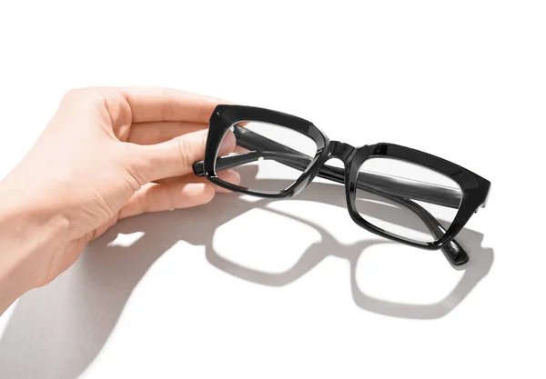 Kvinna Hand Med Nya Snygga Glasögon Vit Bakgrund — Stockfoto
