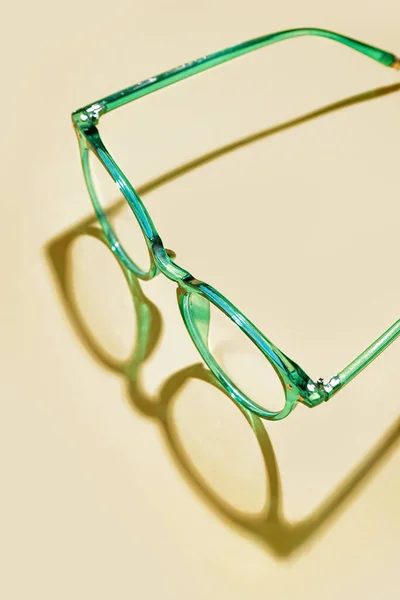 Elegantes Gafas Vista Verdes Sobre Fondo Amarillo Pálido — Foto de Stock