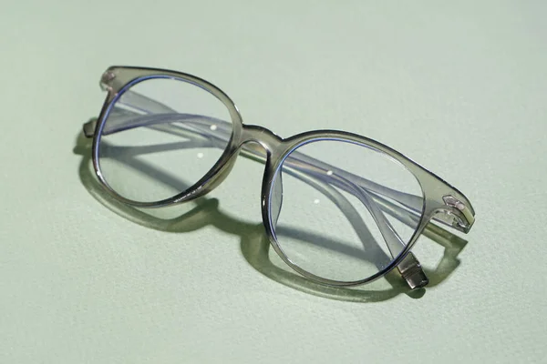 Stylové Šedé Brýle Světle Zeleném Pozadí — Stock fotografie