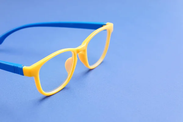 Óculos Amarelos Elegantes Fundo Azul — Fotografia de Stock