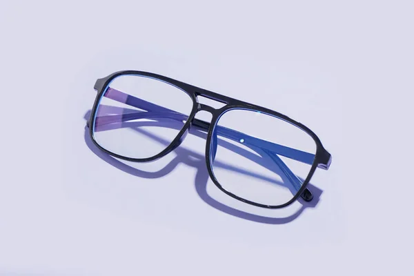 Óculos Pretos Modernos Fundo Roxo Pálido — Fotografia de Stock