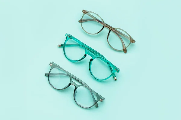 Diferentes Óculos Novos Fundo Turquesa Pálida — Fotografia de Stock