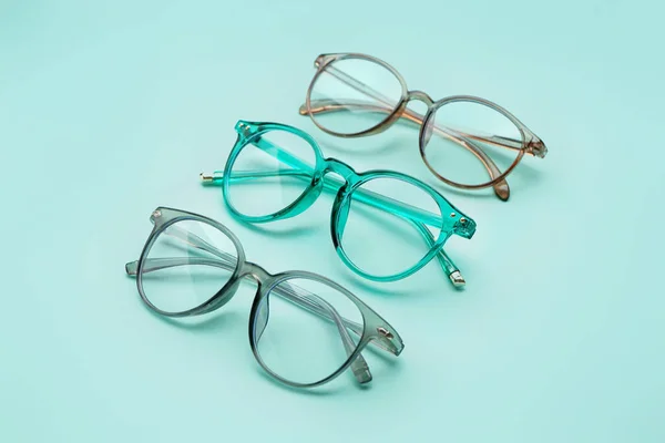 Verschiedene Neue Brillen Auf Blassem Türkisfarbenem Hintergrund — Stockfoto