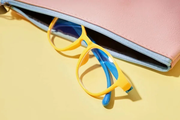 Elegantes Gafas Vista Con Estuche Sobre Fondo Amarillo Pálido —  Fotos de Stock