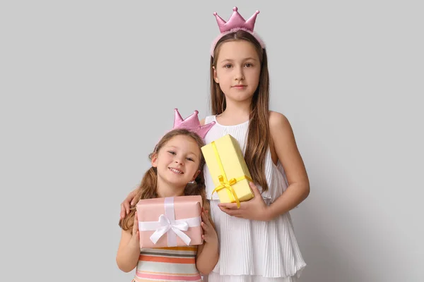 Kleine Meisjes Met Geschenken Een Lichte Achtergrond Kinderfeestviering — Stockfoto