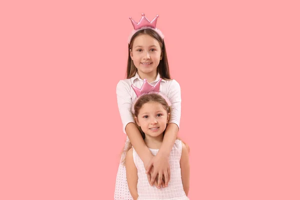 Taçlı Küçük Kızlar Pembe Arka Planda Sarılıyorlar Çocuk Bayramı Kutlaması — Stok fotoğraf