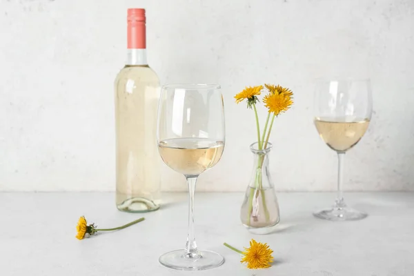 Fles Glazen Paardenbloem Wijn Witte Tafel — Stockfoto