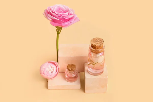 Butelki Olejku Kosmetycznego Ekstraktem Róży Kwiatami Beżowym Tle — Zdjęcie stockowe