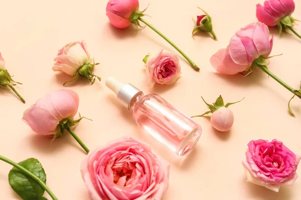 Butelka Olejku Kosmetycznego Ekstraktem Róży Kwiatami Beżowym Tle — Zdjęcie stockowe