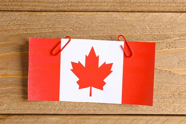 Tahta Arka Planda Ataçları Olan Kanada Nın Kağıt Bayrağı — Stok fotoğraf