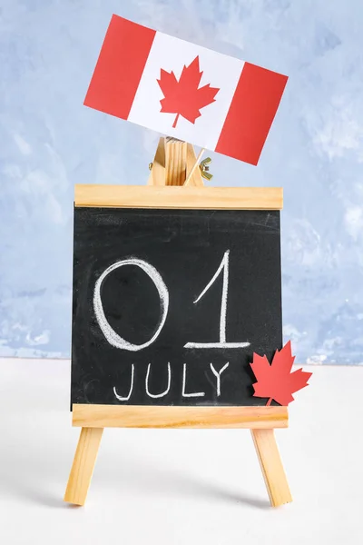 Kreidetafel Mit Datum Juli Papier Ahornblatt Und Kanadischer Flagge Auf — Stockfoto