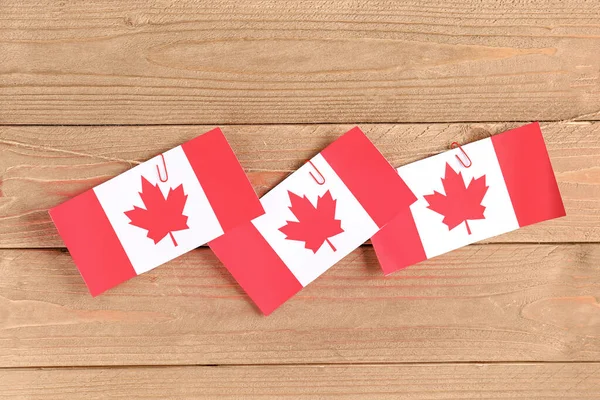 Banderas Papel Canadá Con Clips Sobre Fondo Madera — Foto de Stock