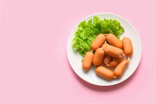 Plate Tasty Boiled Sausages Lettuce Pink Background — Stock Photo, Image