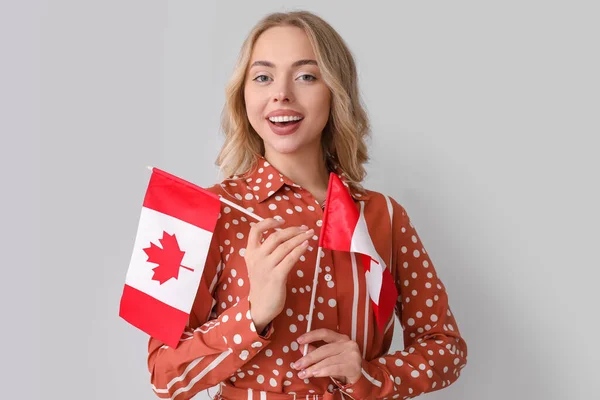 Jonge Vrouw Met Vlag Van Canada Lichte Achtergrond — Stockfoto