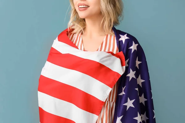 Jonge Vrouw Met Usa Vlag Blauwe Achtergrond Close — Stockfoto