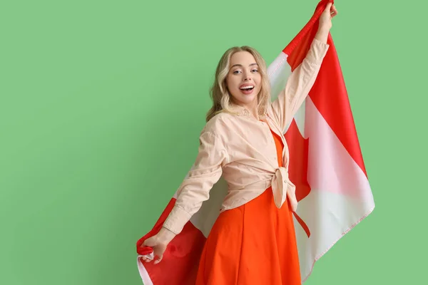 Молода Жінка Прапором Канади Зеленому Тлі — стокове фото