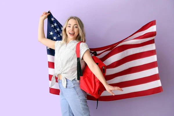 Estudiante Femenina Con Bandera Estados Unidos Sobre Fondo Lila —  Fotos de Stock