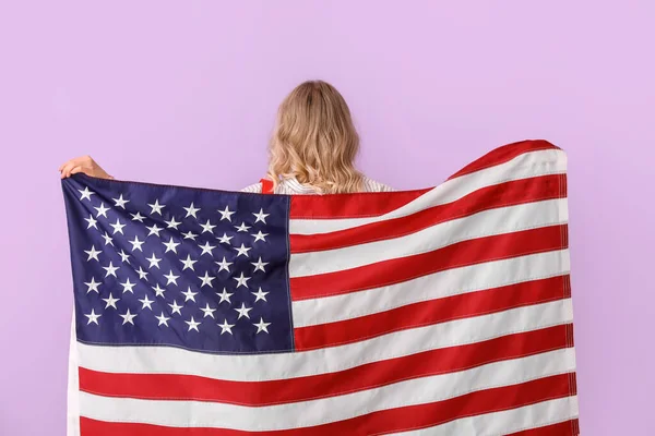 有美国国旗的年轻女子的淡紫色背景 后视镜 — 图库照片