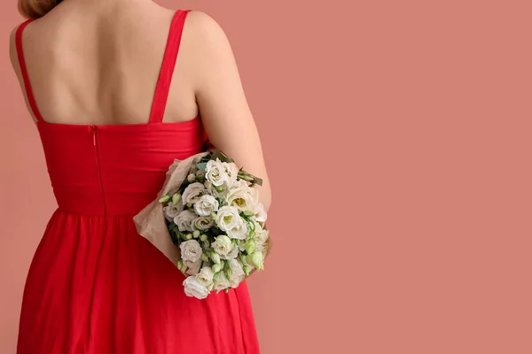 Ung Kvinna Med Bukett Vackra Eustoma Blommor Rosa Bakgrund — Stockfoto