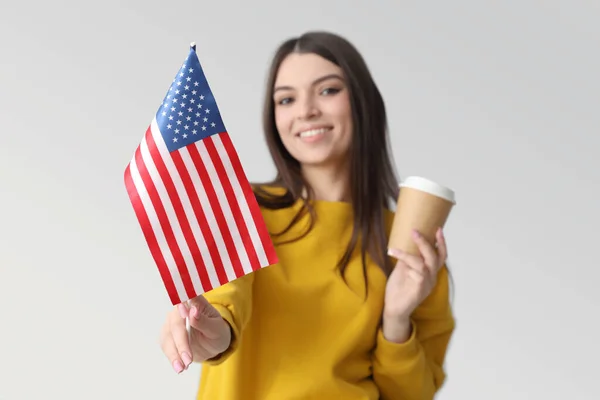 Jonge Vrouw Met Usa Vlag Kopje Koffie Lichte Achtergrond — Stockfoto