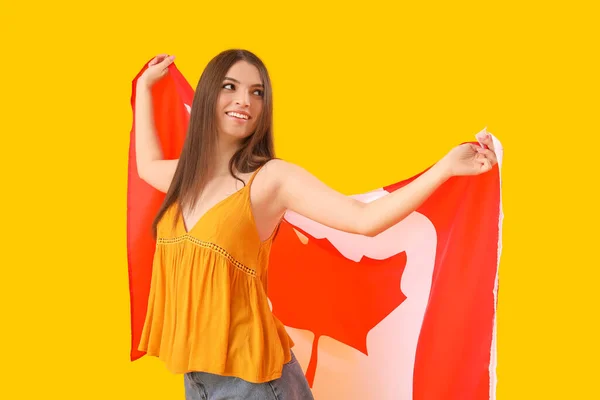 Młoda Kobieta Flagą Kanady Żółtym Tle — Zdjęcie stockowe