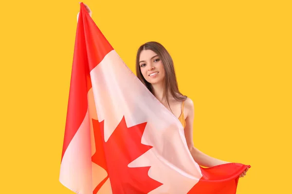 Sarı Arka Planda Kanada Bayrağı Olan Genç Bir Kadın — Stok fotoğraf