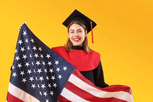 Žena Absolvent Vlajkou Usa Žlutém Pozadí — Stock fotografie