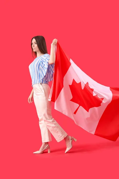 Młoda Kobieta Flagą Kanady Czerwonym Tle — Zdjęcie stockowe