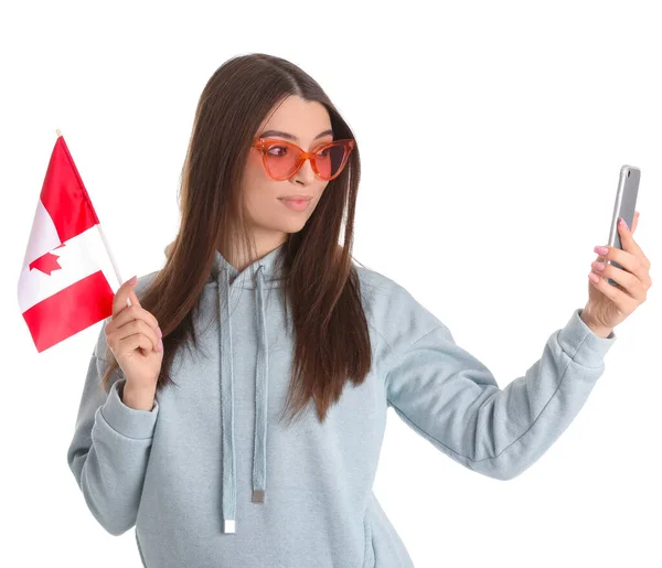 Jeune Femme Avec Drapeau Canada Prenant Selfie Sur Fond Blanc — Photo