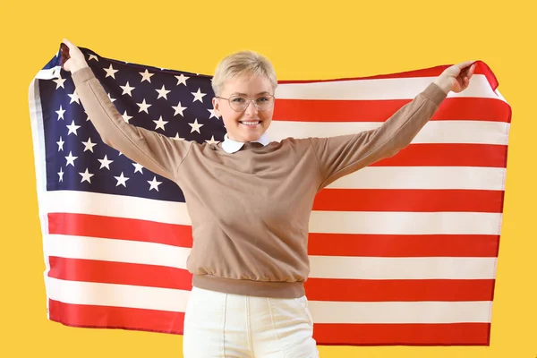 Jonge Vrouw Met Usa Vlag Gele Achtergrond — Stockfoto