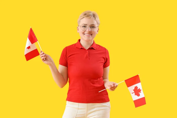 Junge Frau Mit Kanadischen Flaggen Auf Gelbem Hintergrund — Stockfoto