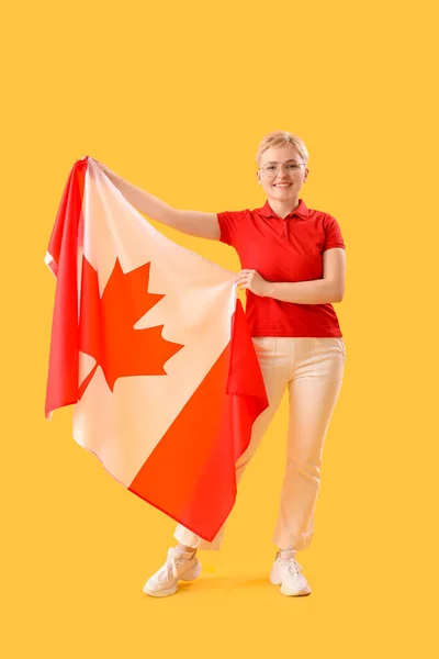 Junge Frau Mit Kanadischer Flagge Auf Gelbem Hintergrund — Stockfoto