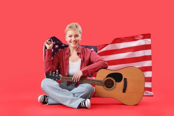 Mladá Žena Vlajkou Usa Kytara Sedí Červeném Pozadí — Stock fotografie