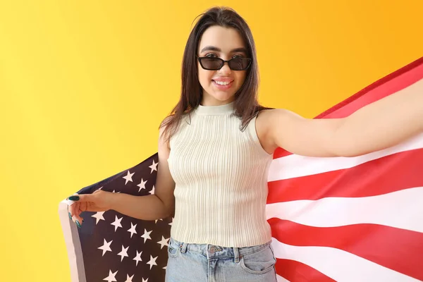 Młoda Kobieta Flagą Usa Robi Selfie Żółtym Tle — Zdjęcie stockowe