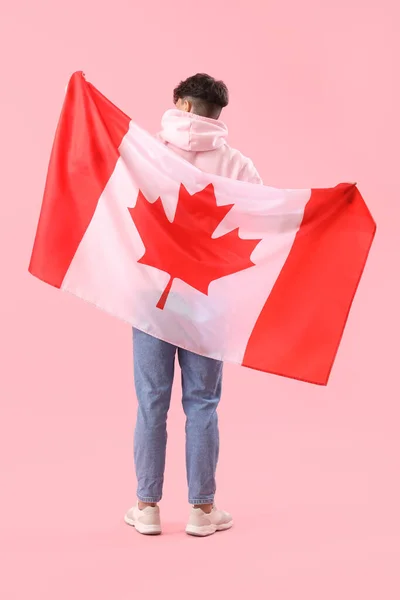 Giovane Con Bandiera Del Canada Sfondo Rosa — Foto Stock