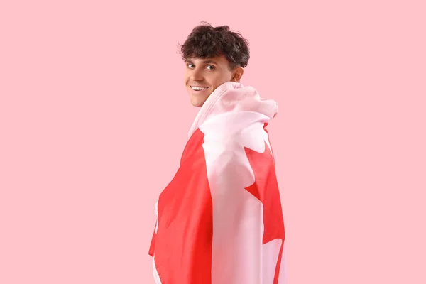 具有加拿大国旗粉色背景的年轻人 — 图库照片