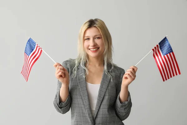 Joven Empresaria Con Banderas Estados Unidos Sobre Fondo Gris —  Fotos de Stock