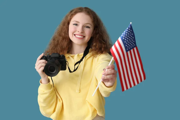 Молода Жінка Прапором Сша Фотокамерою Синьому Фоні — стокове фото