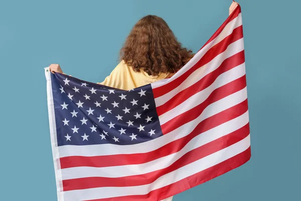Wanita Muda Dengan Bendera Amerika Serikat Latar Belakang Biru Tampilan — Stok Foto