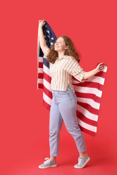 Wanita Muda Dengan Bendera Usa Latar Belakang Merah — Stok Foto