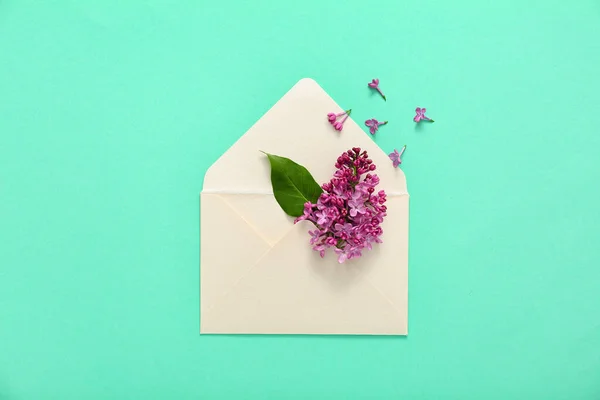 Envelop Lila Bloemen Turquoise Achtergrond — Stockfoto