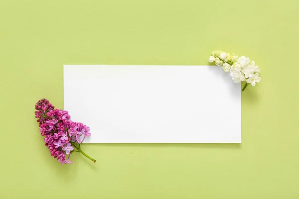 Λευκή Κάρτα Και Όμορφα Πασχαλινά Λουλούδια Ανοιχτό Πράσινο Φόντο — Φωτογραφία Αρχείου