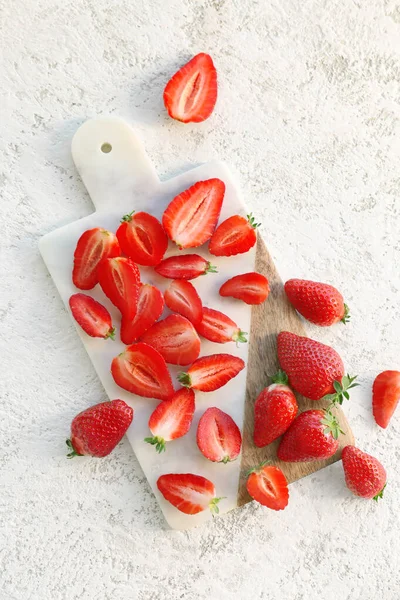 Board Fresh Strawberries White Background — Stock Photo, Image