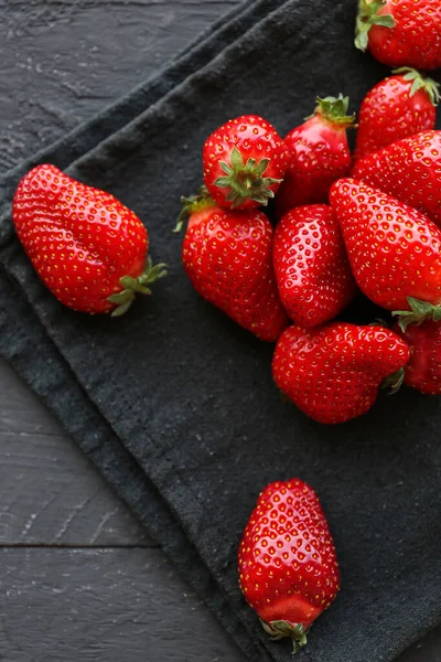 Frische Erdbeeren Auf Schwarzem Holzhintergrund — Stockfoto