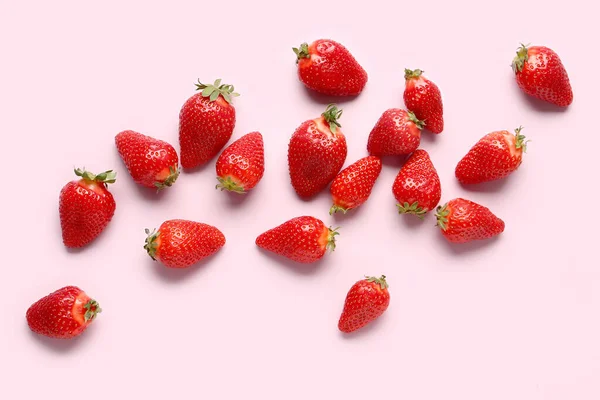 Frische Erdbeeren Auf Rosa Hintergrund — Stockfoto
