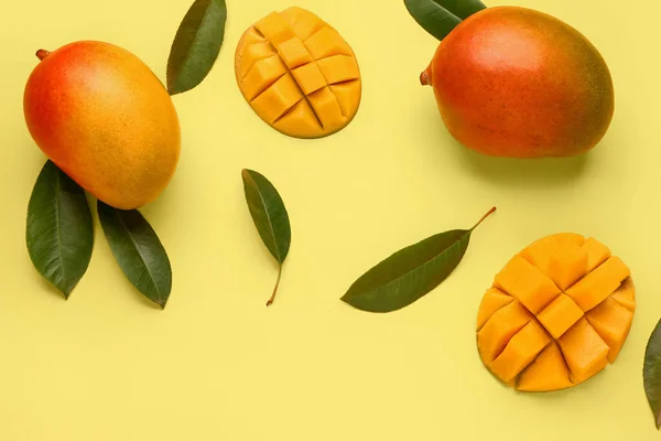 Fresh Ripe Mangoes Yellow Background — Stock Photo, Image