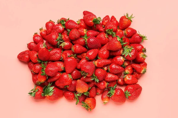 Verse Aardbeien Roze Achtergrond — Stockfoto