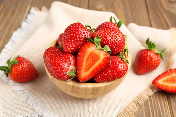 Schüssel Mit Frischen Erdbeeren Auf Holzgrund — Stockfoto