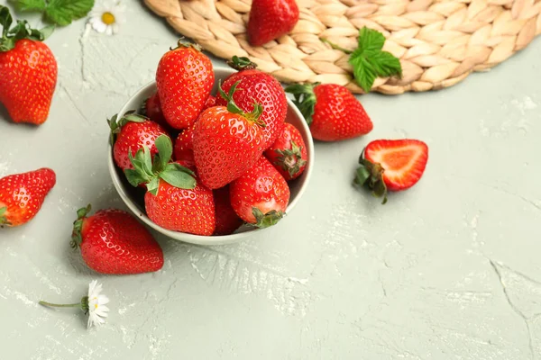 Bowl Fresh Strawberries Leaves Chamomile Flower Grey Background — Stock Photo, Image